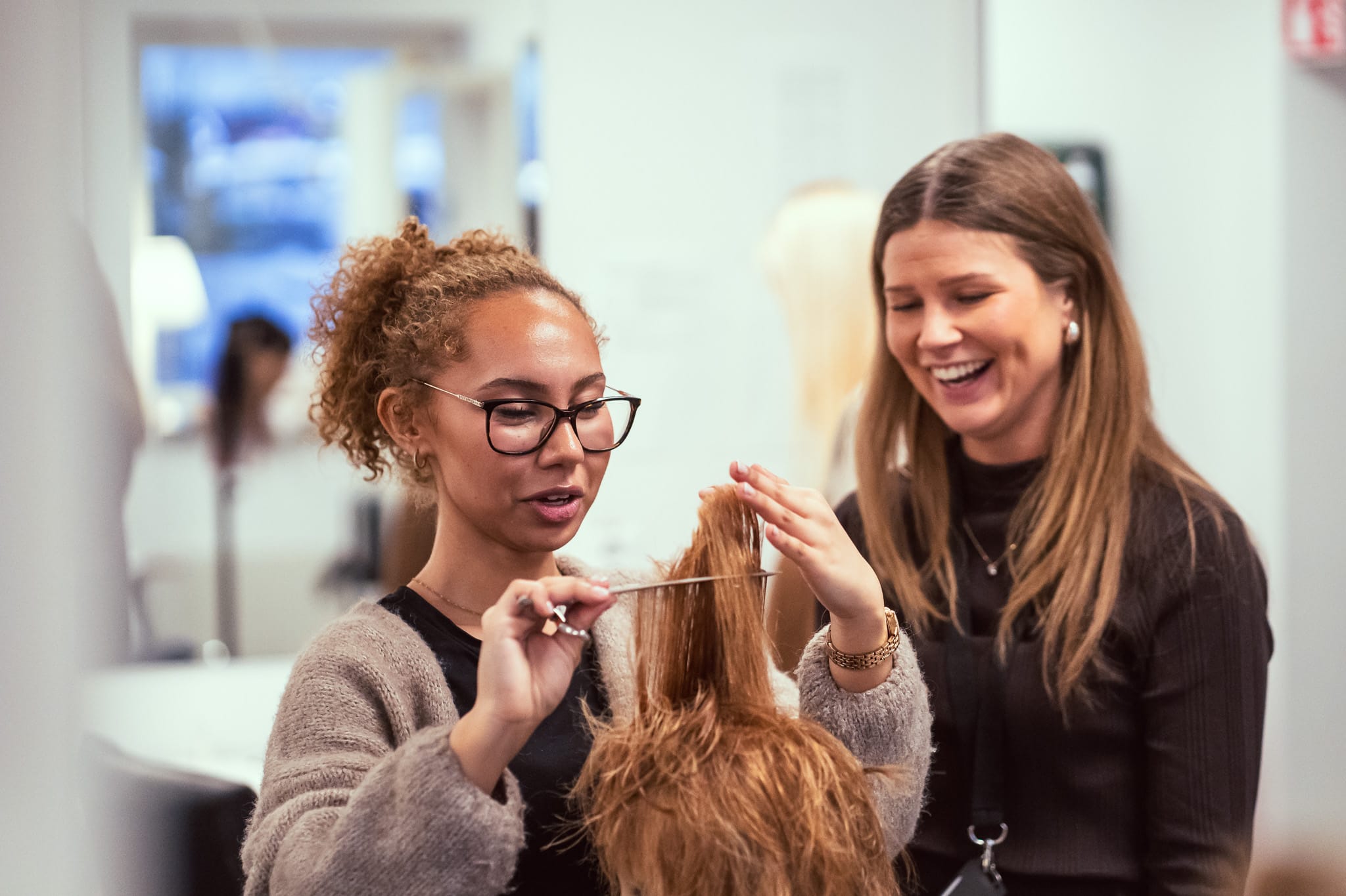 Elev och lärare på Frisör- och stylist&shy;programmet