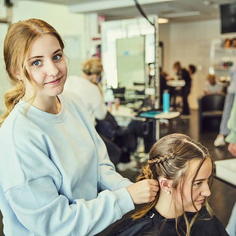 En elev får frisyr på Hantverksprogrammet frisör