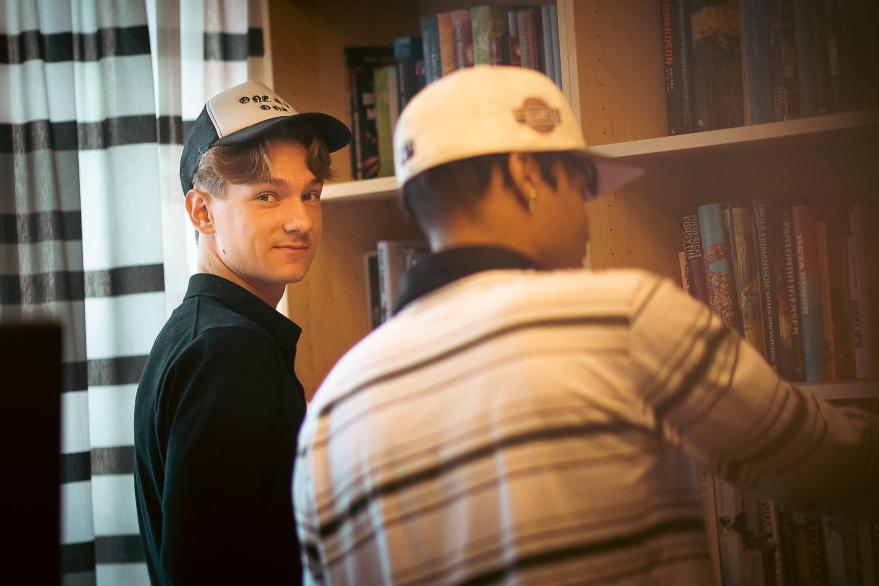 Två elever på Grillska Gymnasiet Eskilstuna söker i biblioteket