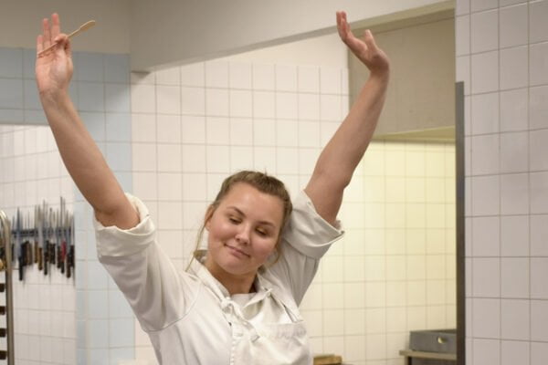 Glad kockelev med händerna upp i luften