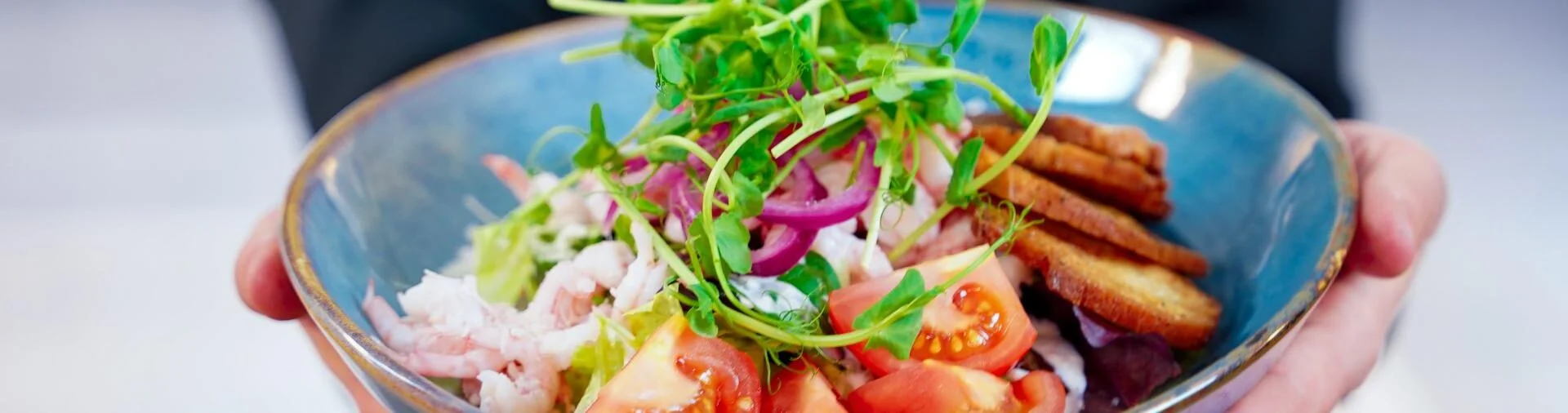 Närbild på en tallrik med räksallad