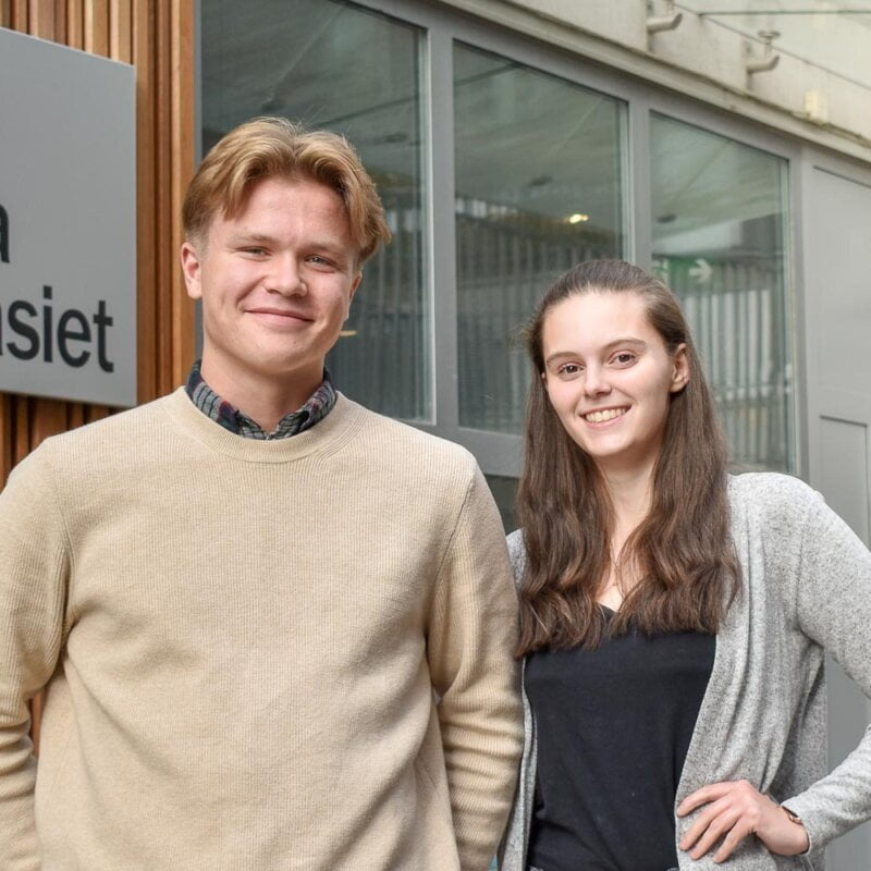 Två elever utanför Grillska Gymnasiet Kungsholmen.