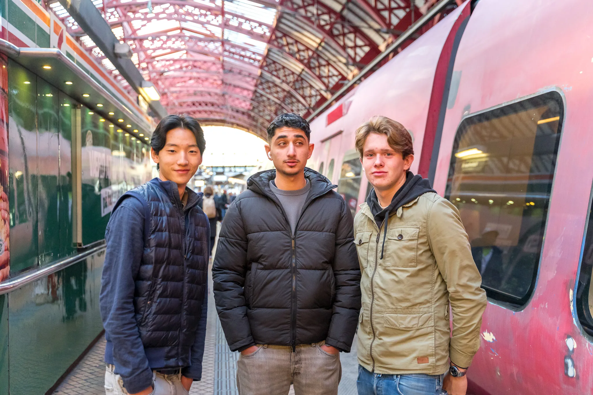 Studieresa till Köpenhamn, tre unga killar på tågstation.