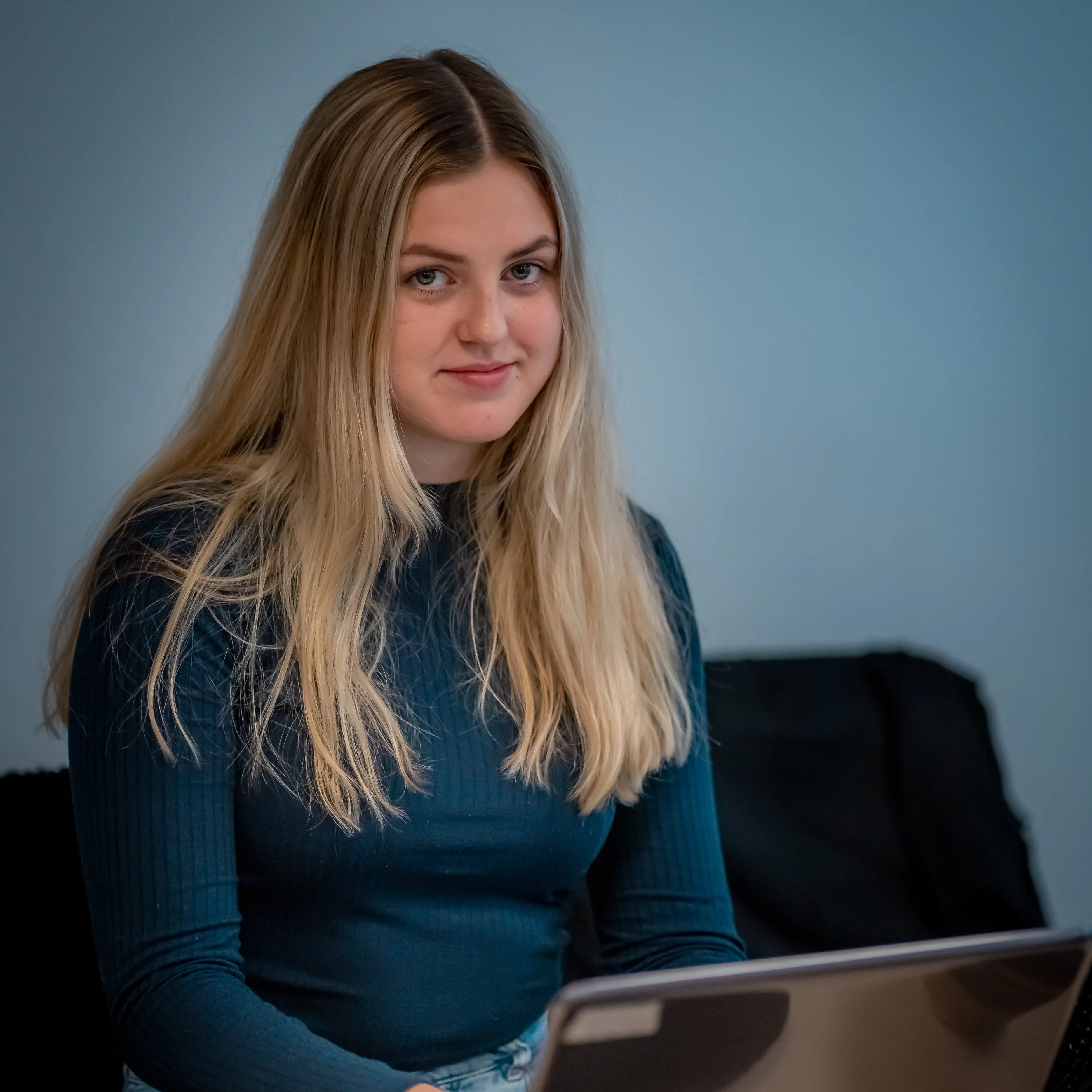 Ung tjej framför sin laptop