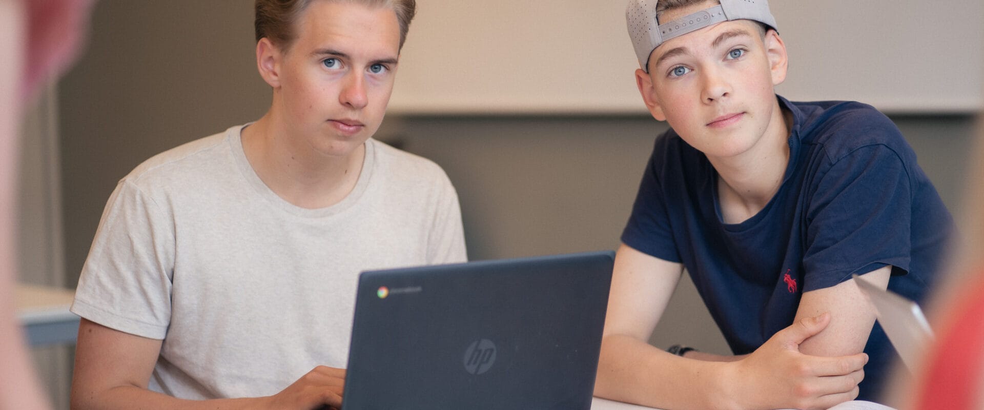 Två killar som pluggar på gymnasiet. Vanliga frågor.
