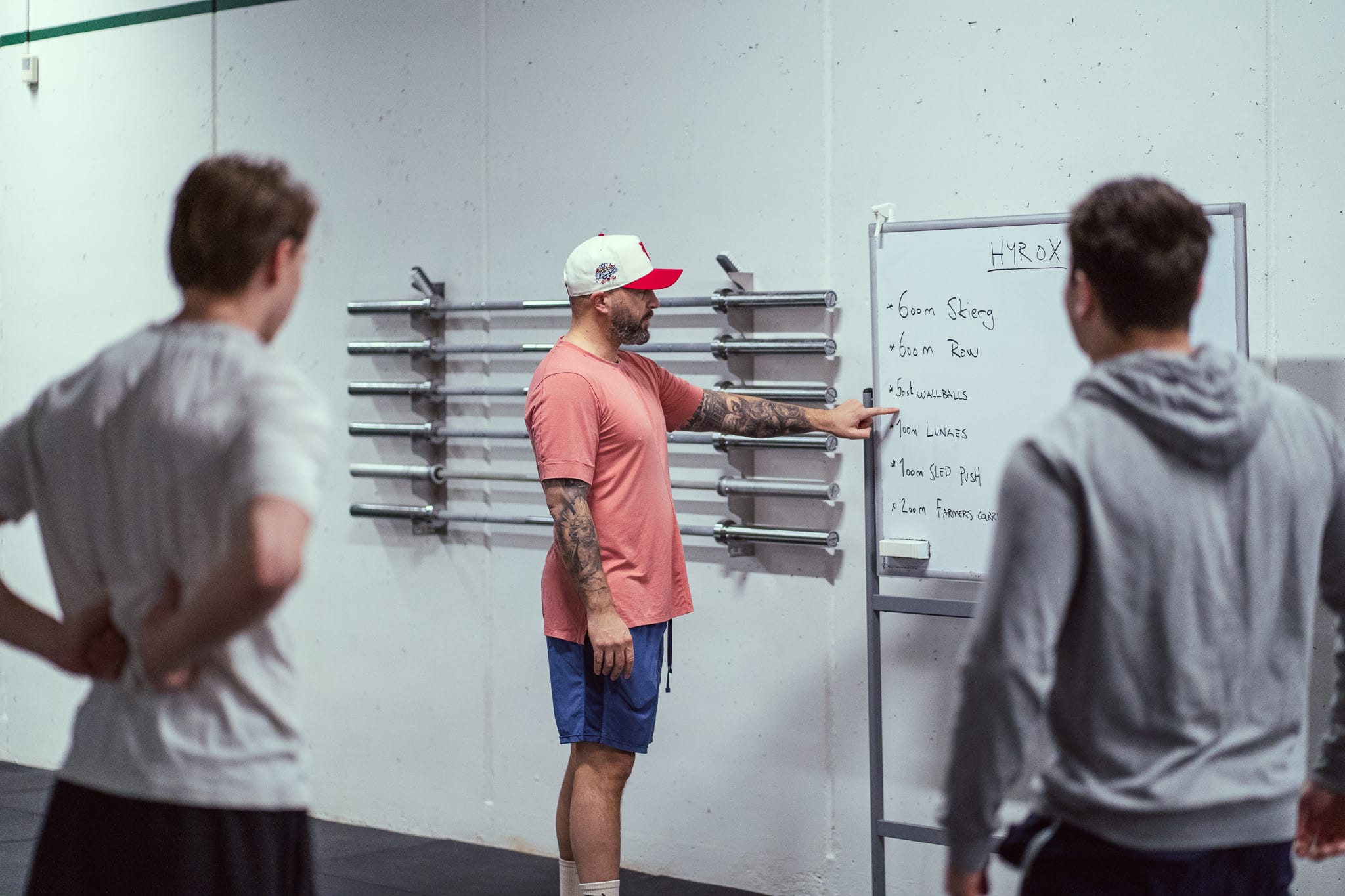 En ledare i gymmet under idrottsundervisning