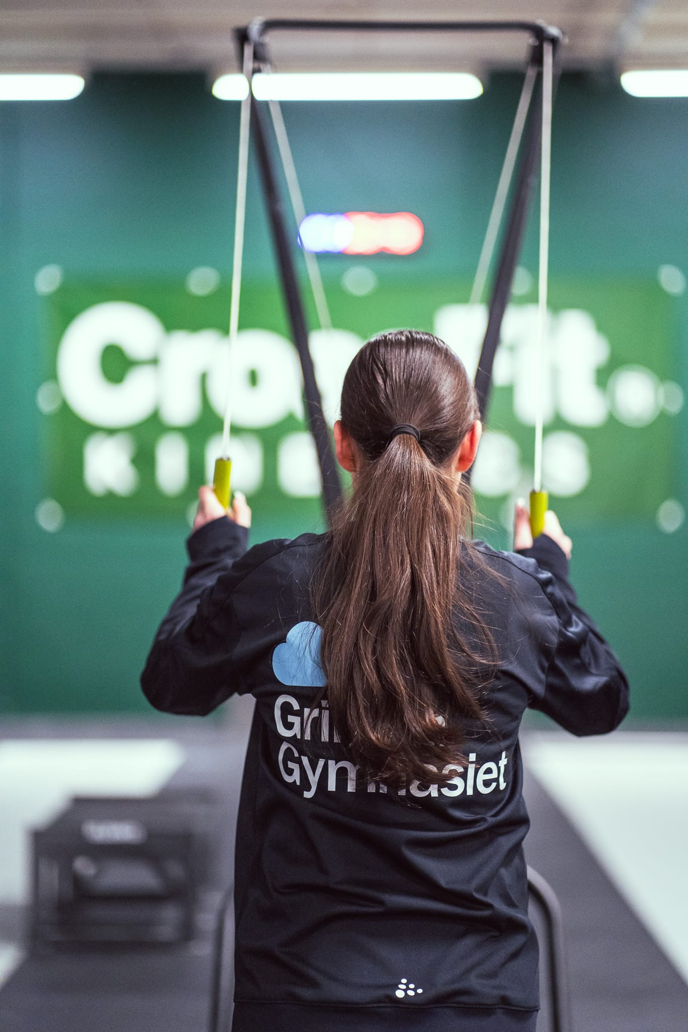 Gymnasieelev på som tränar på ett gym.