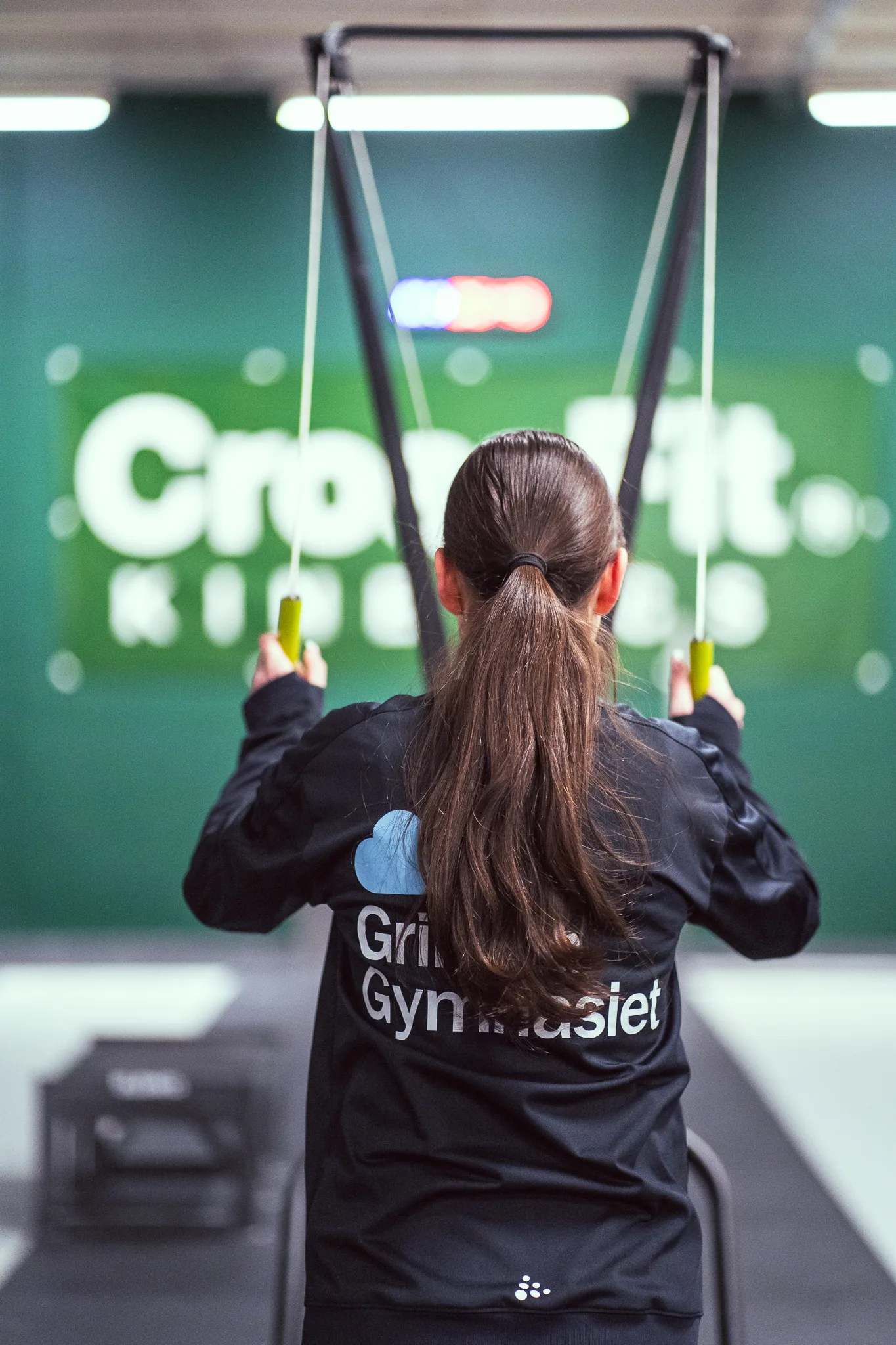 Gymnasieelev på som tränar på ett gym.
