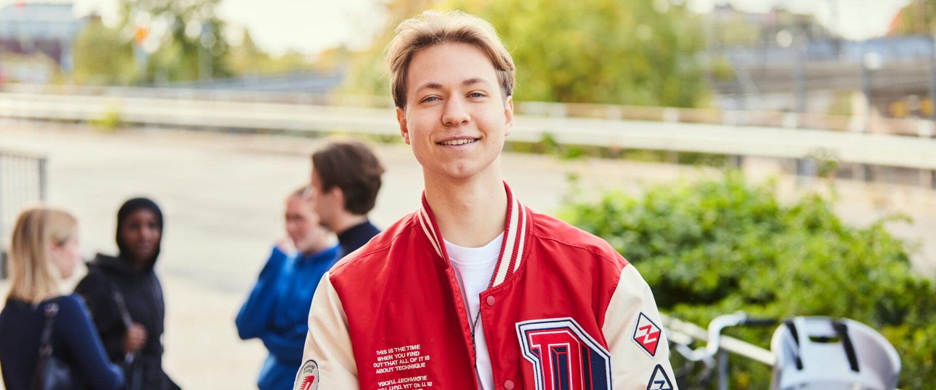 Ungdomar på samhällsvetenskapsprogrammet står framför skolan