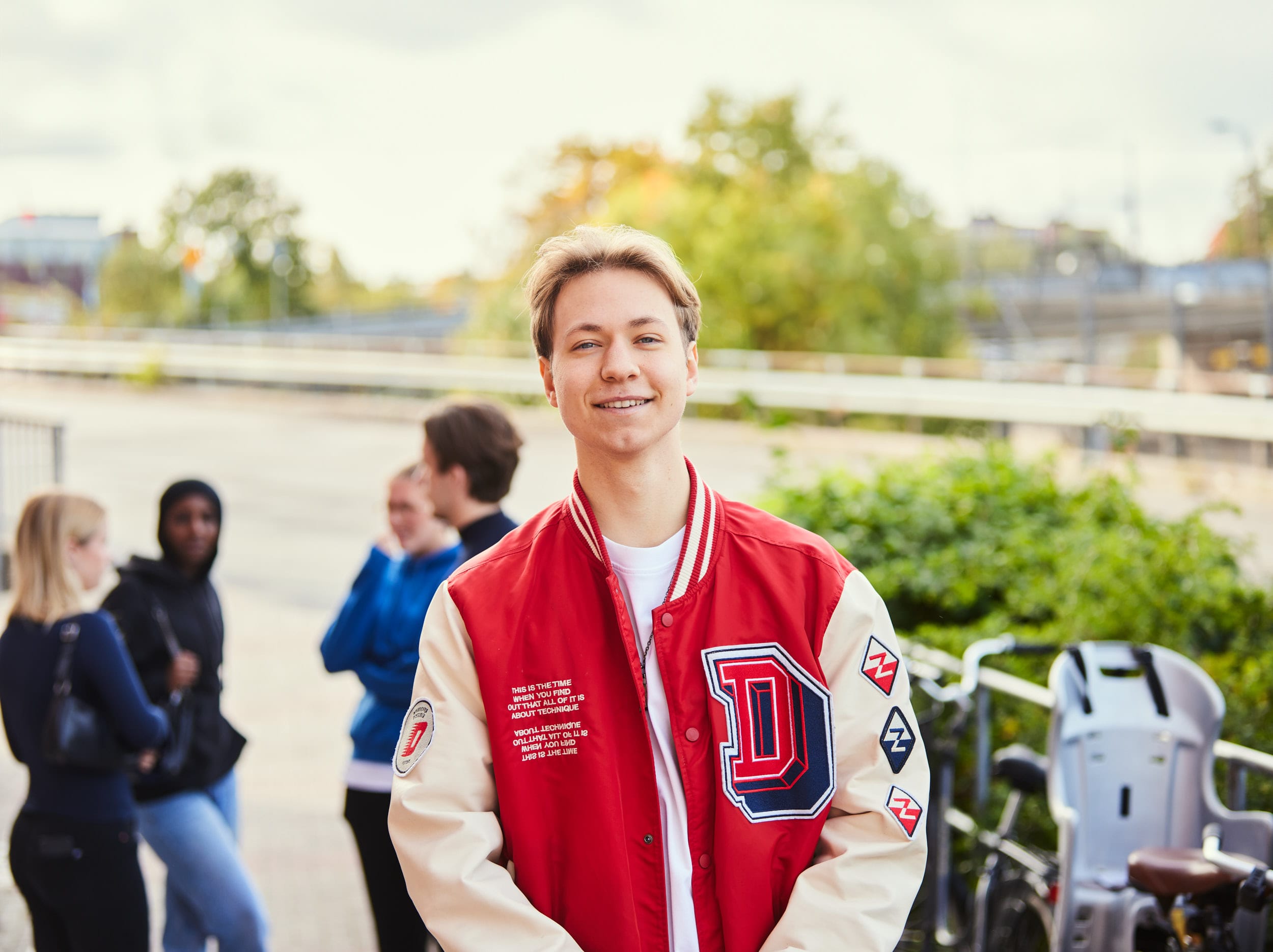 Ungdomar står framför skolan