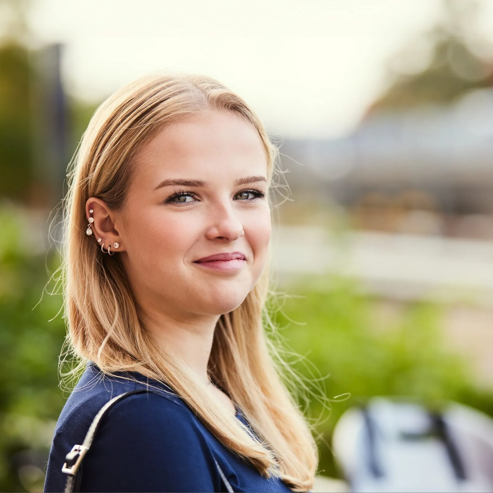 Elev utomhus ser in i kameran.