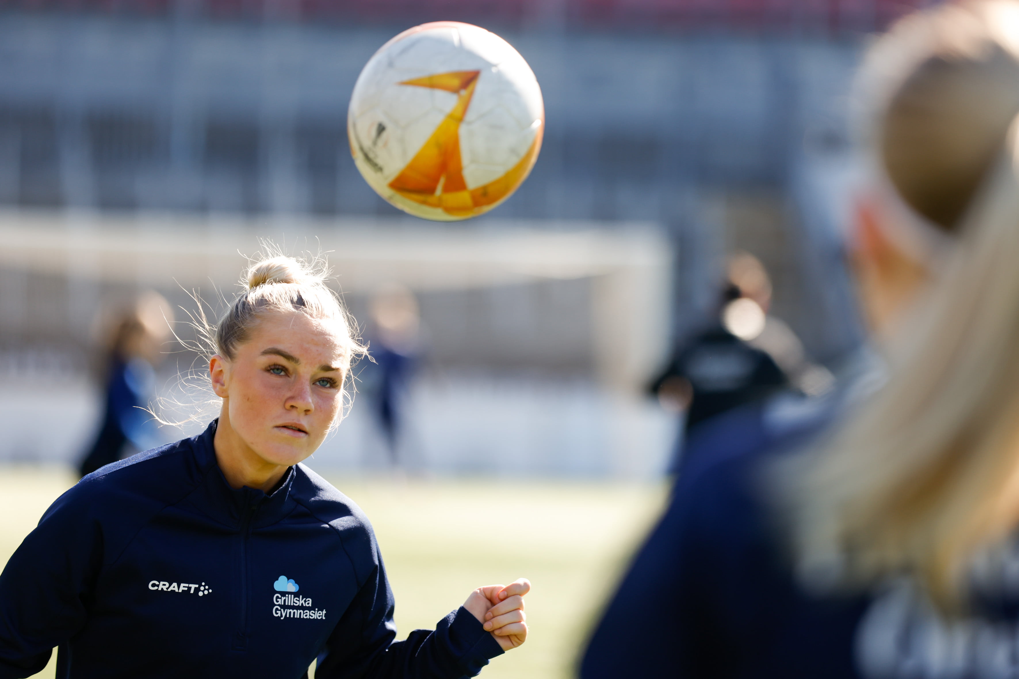 Tjej som nickar boll på Grillska Örebro