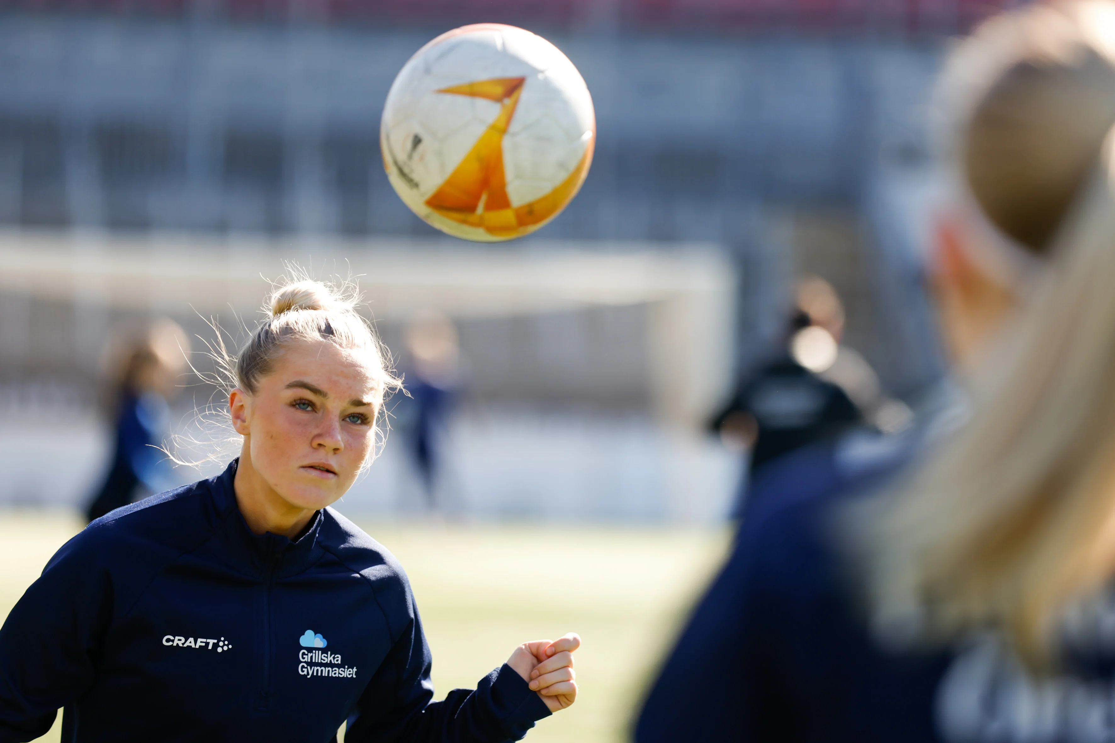 Tjej som nickar boll på Grillska Örebro