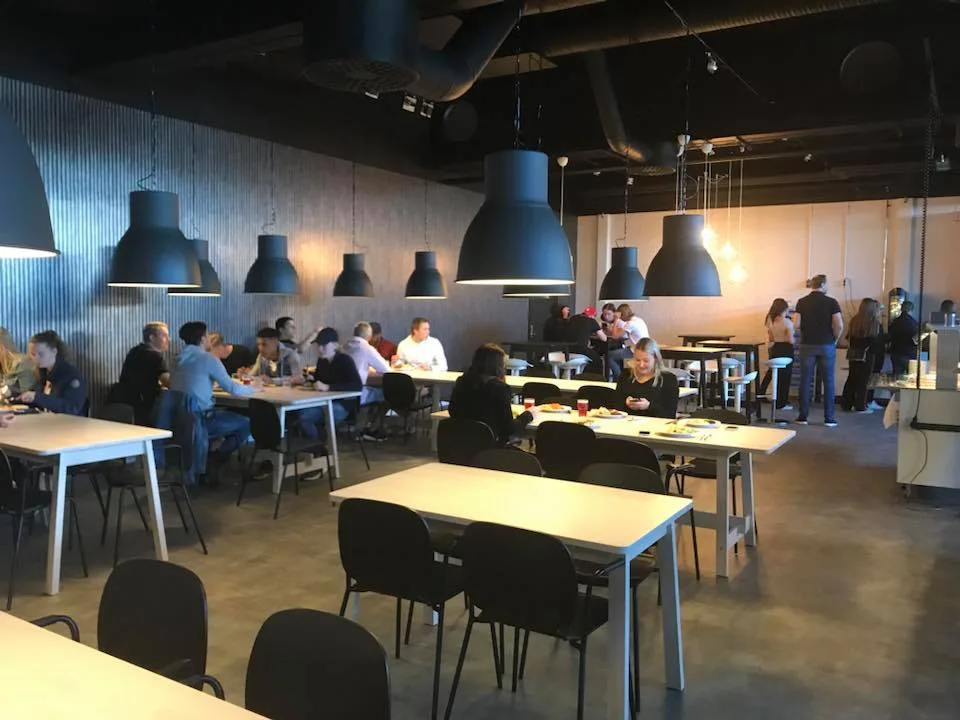 Skolrestaurang interiör