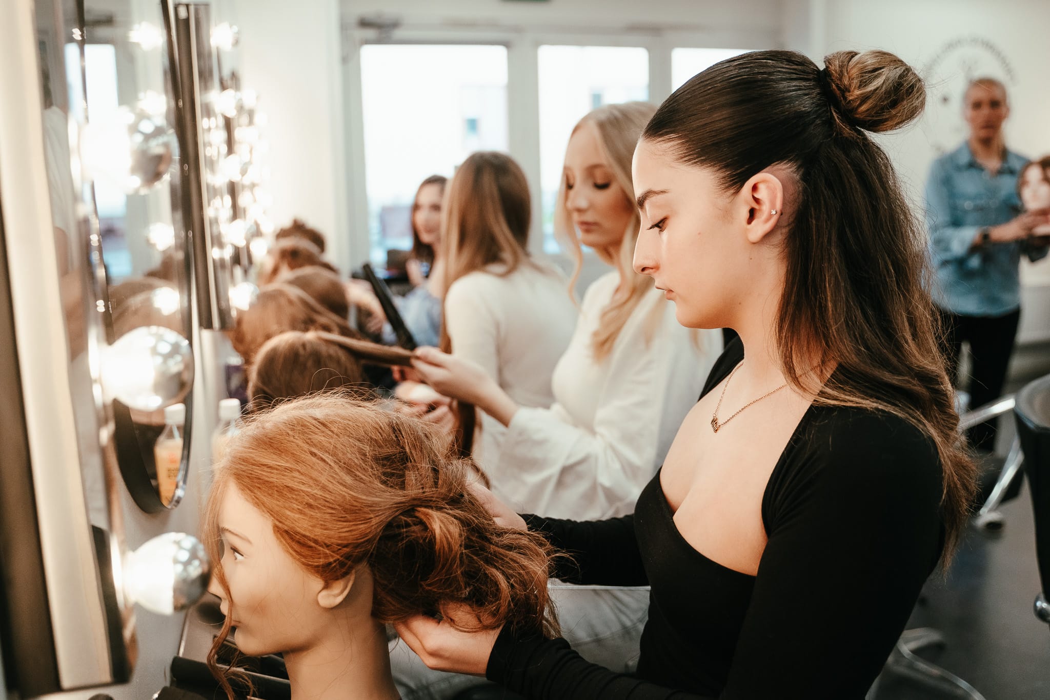 Elever på frisör- och stylitprogrammet