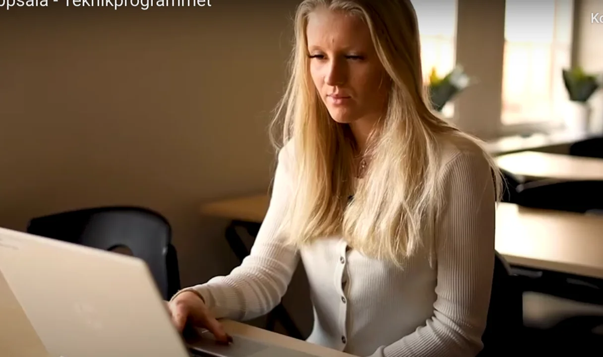 Elev som studerar framför datorn