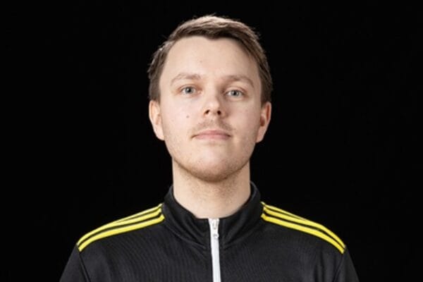 Joel Carlstedt på barn- coh fritidsprogrammet iförd idrottsjacka