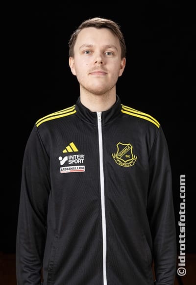 Joel Carlstedt iförd idrottsjacka