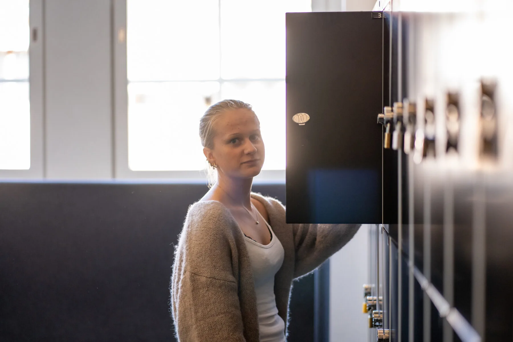 Elev vid skåp i skolan