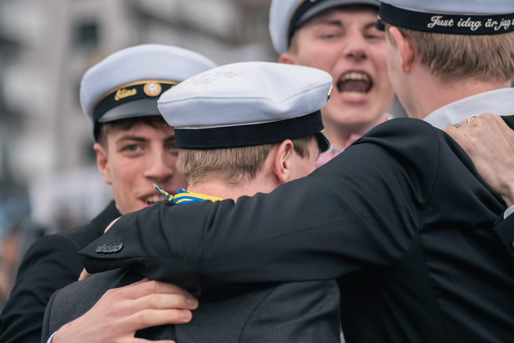 Elever i grupp som firar stundent