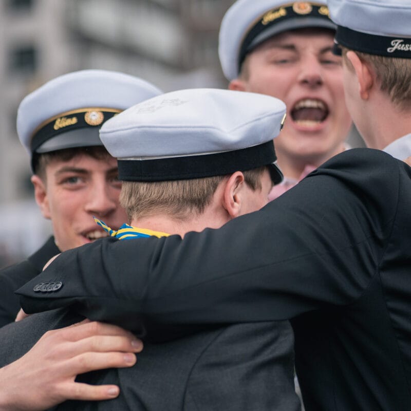 Elever i grupp som firar stundent