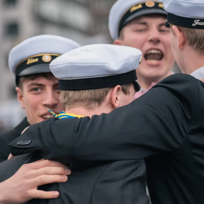 Elever i grupp som firar stundent