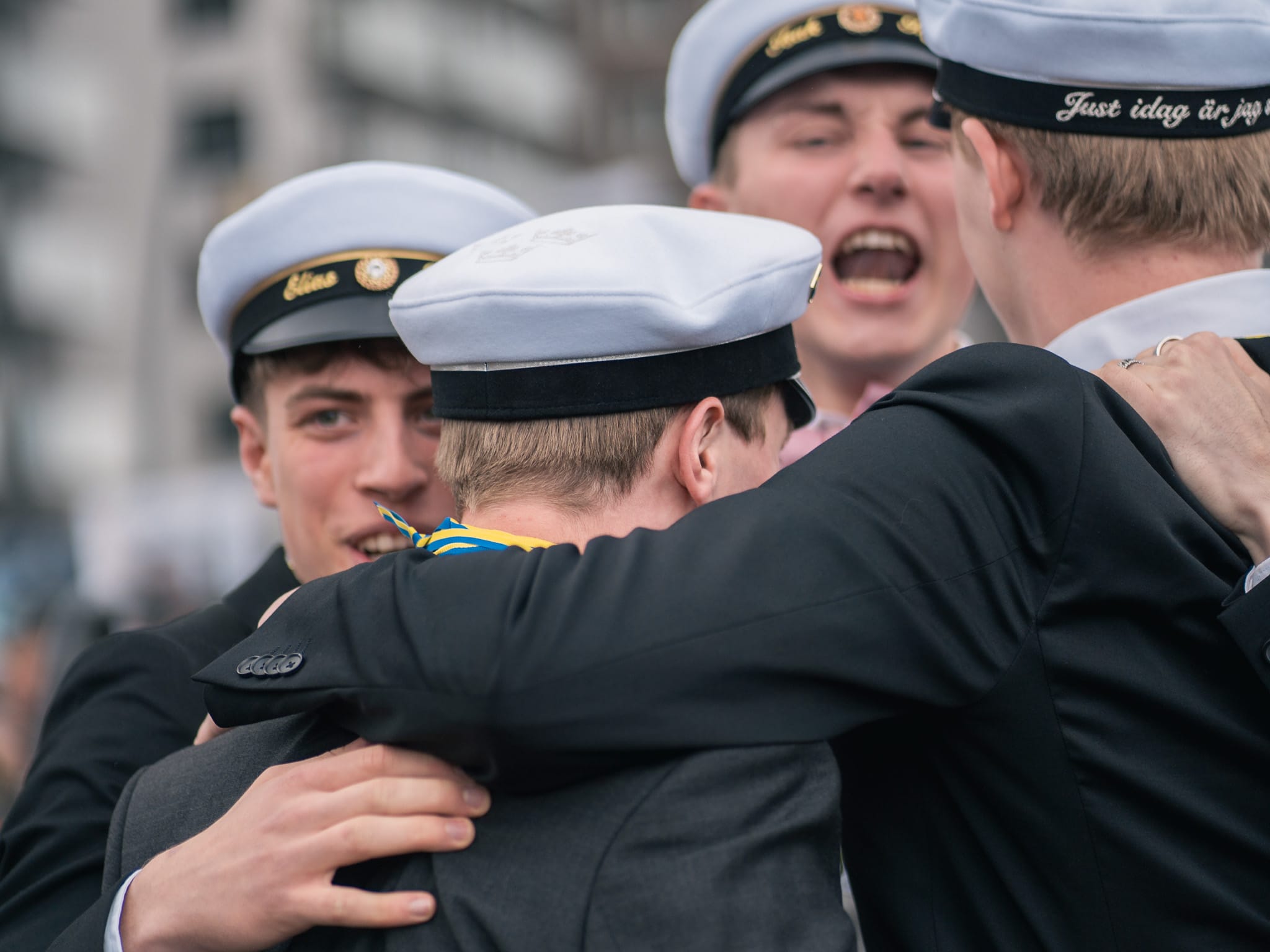 Elever i grupp som firar stundent