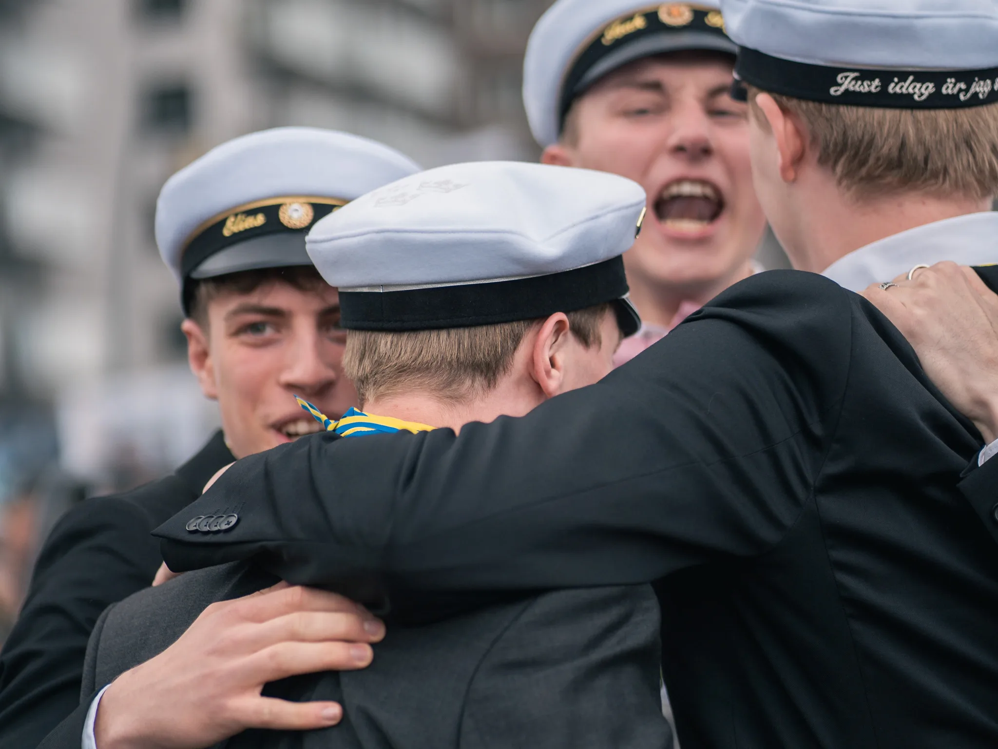 Elever i grupp som firar stundent