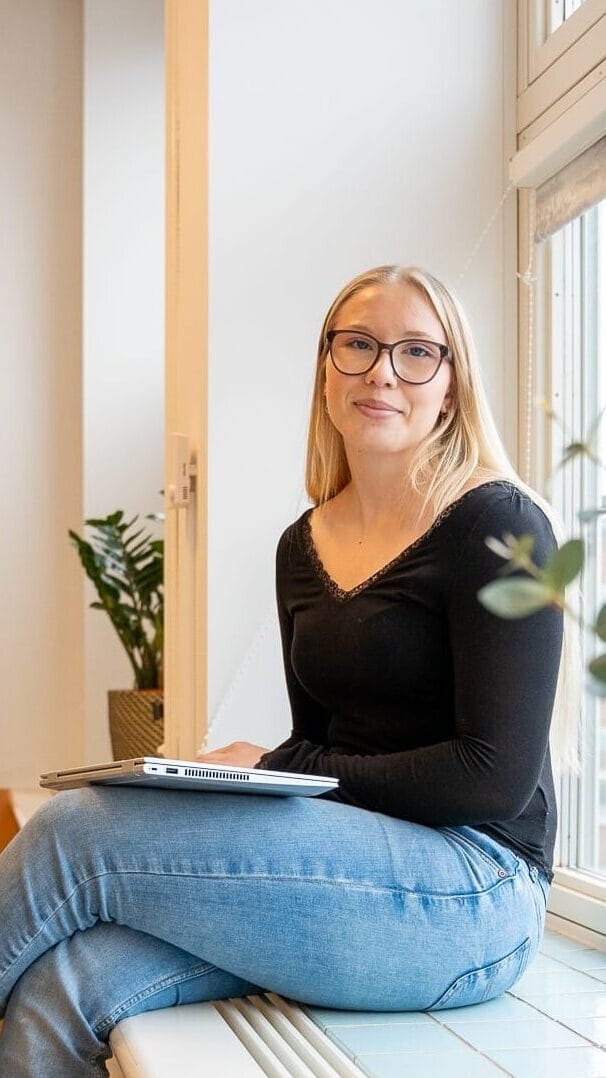 En flicka sitter i fönstret på en skola.