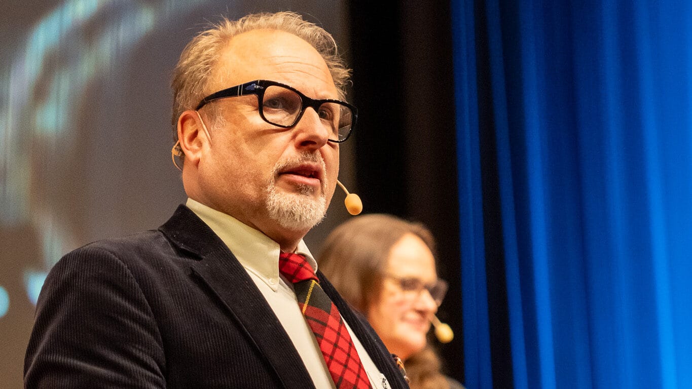 Moderatorer är Tomas Absahamsson, Vd och Terese Lundberg, Skolchef på Stadsmissionens skolstiftelse.