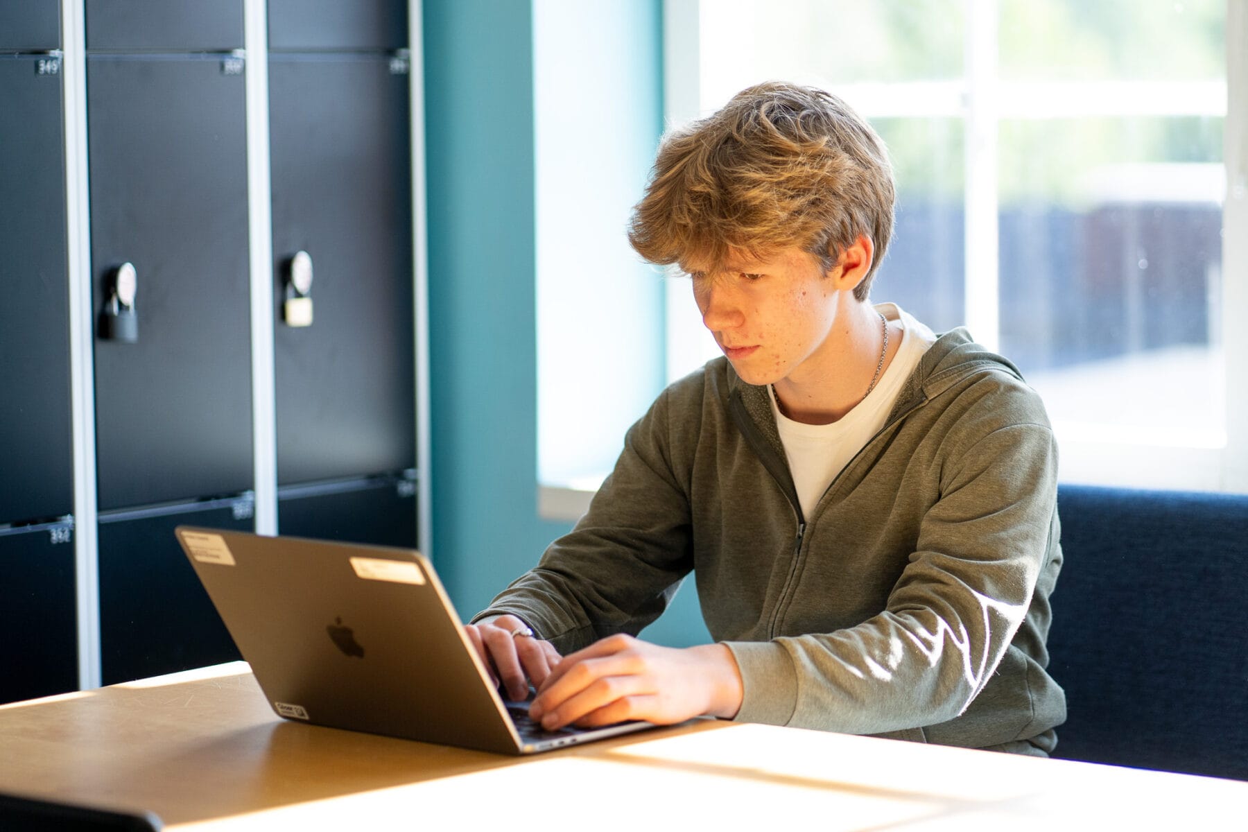 En elev sitter vid datorn. Datainformerad skolutveckling.