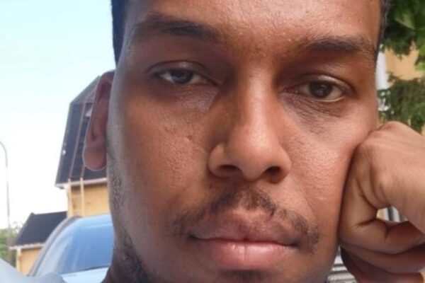 Närbild av eleven Mohamed som lutar huvudet mot handen, validerar sin kunskap.