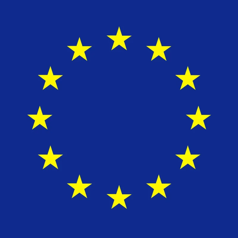 En blå flagga med tolv gula stjärnor i cirkel, EU:s symbol, mot enfärgad blå bakgrund.