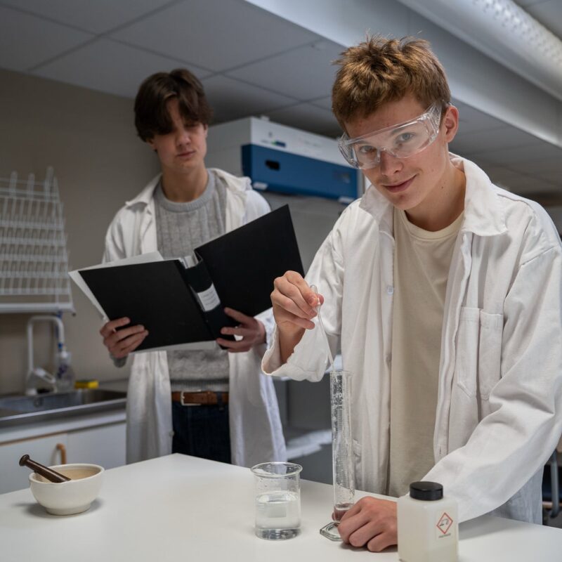 Två elever i ett laboratorium på Grillska Gymnasiet